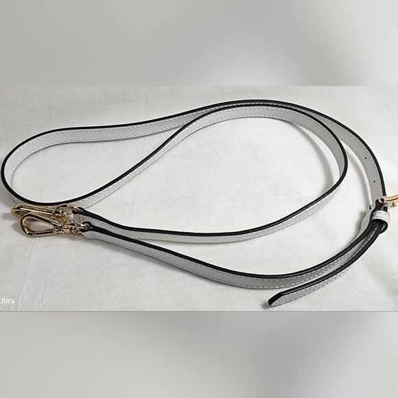 Michael Kors White Strap. - Picture 2 of 5